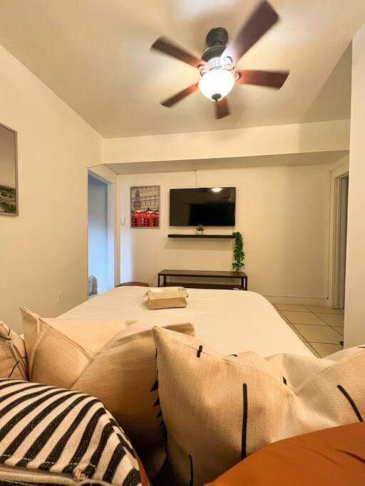 Cozy 1-Bedroom Rental In Маями Екстериор снимка