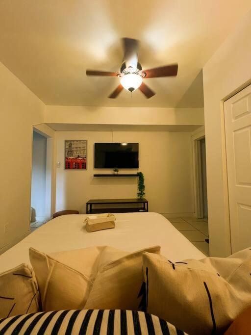 Cozy 1-Bedroom Rental In Маями Екстериор снимка